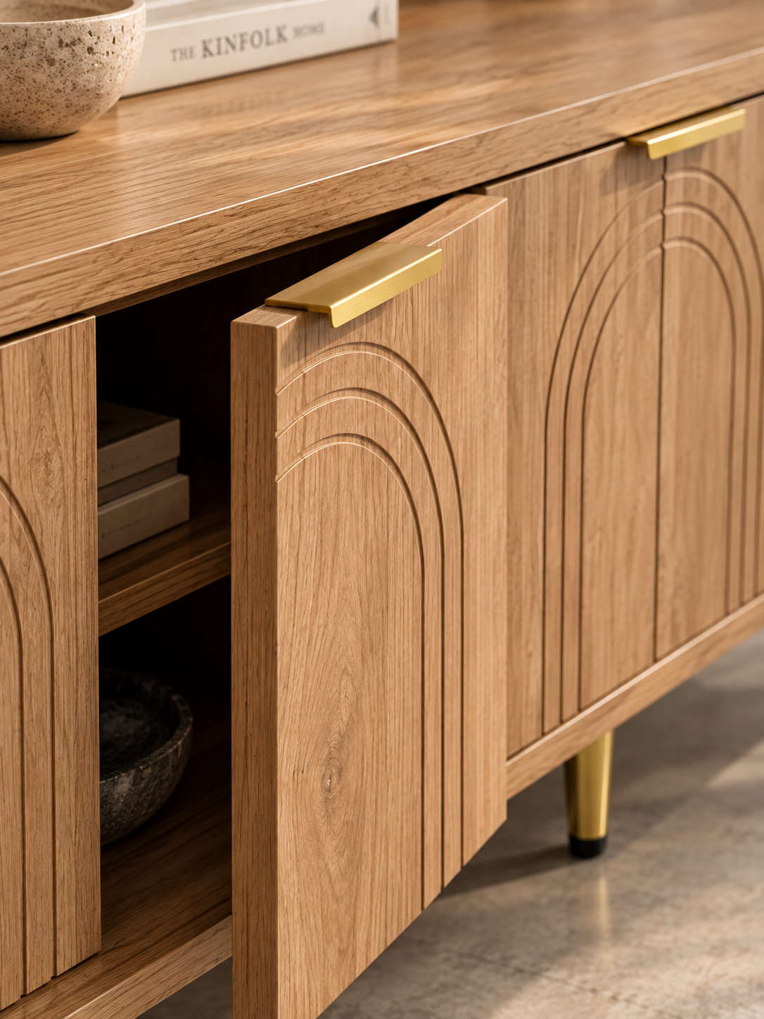 Meuble TV bois naturel 170 cm – portes structurées, pieds dorés – vue 4