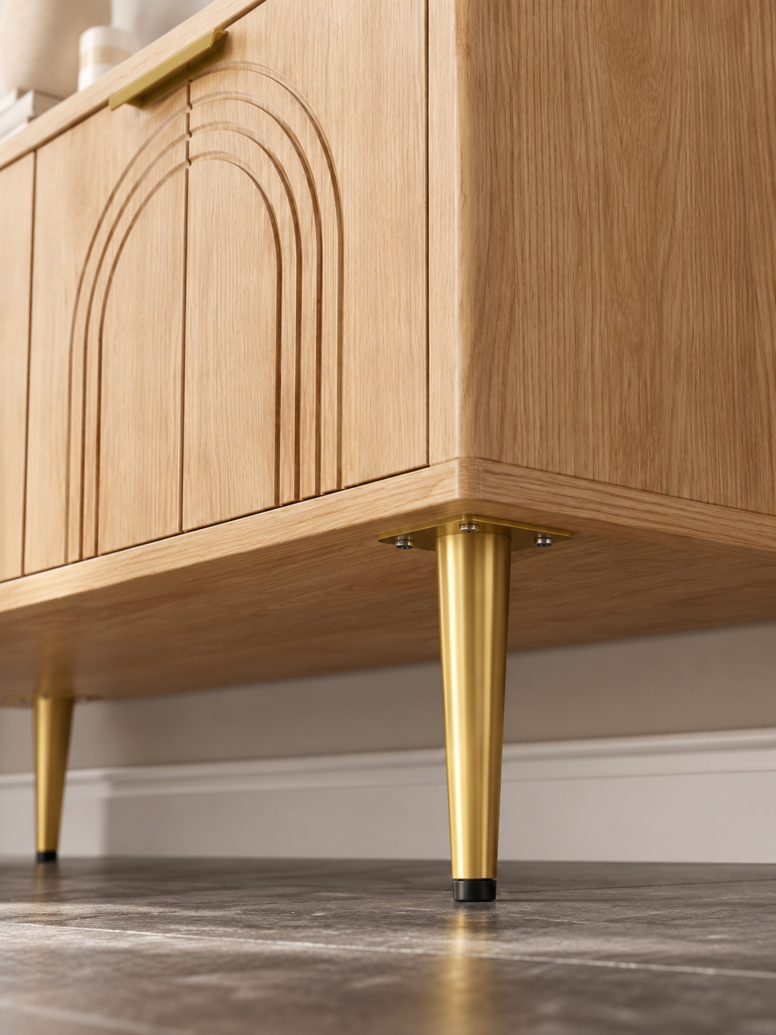Meuble TV naturel 170 cm – portes sculptées, pieds dorés